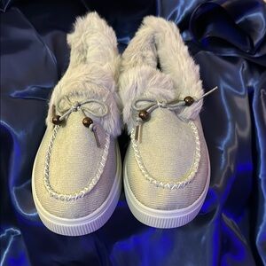NWT GRAY FAUX FUR LINED GRAY SLIPPERS WITH SOLES TO WALK OUTSIDE WITH